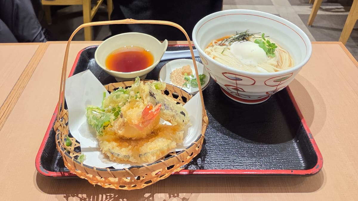 天ぷらうどん + 温泉卵
