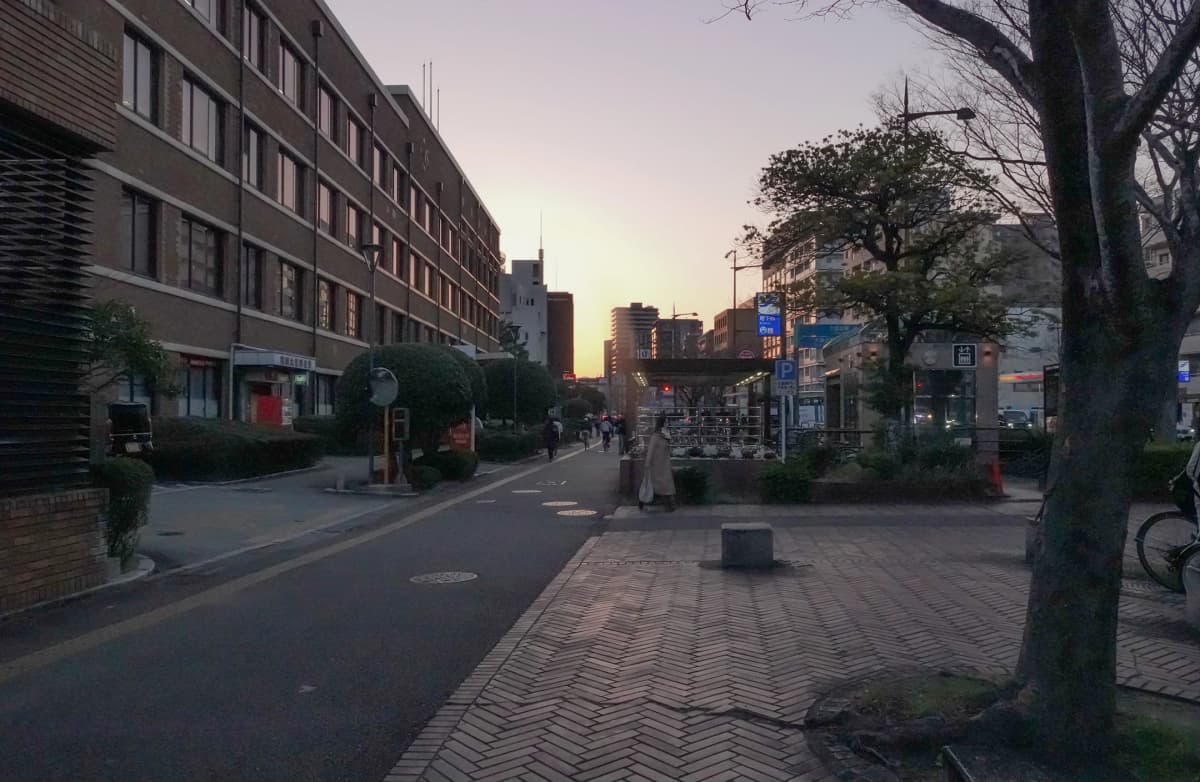 大濠公園駅 5 號出口街頭